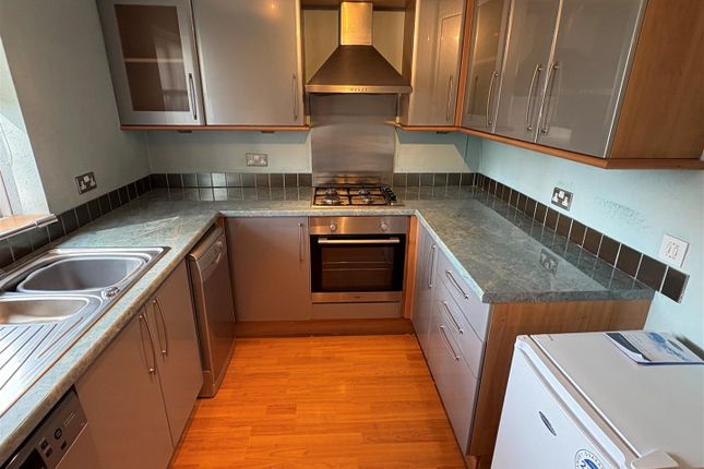 43, Glenroyd Avenue, Bradford photo 4