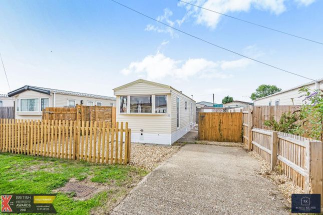 Thumbnail Mobile/park home for sale in Howitts Lane, Eynesbury, St. Neots
