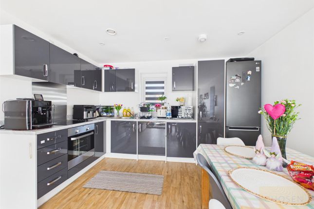 Flat 4, 1, Burrows Close, Gloucester photo 3