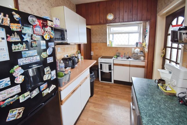 13, Lynfield Mount, Bradford photo 4
