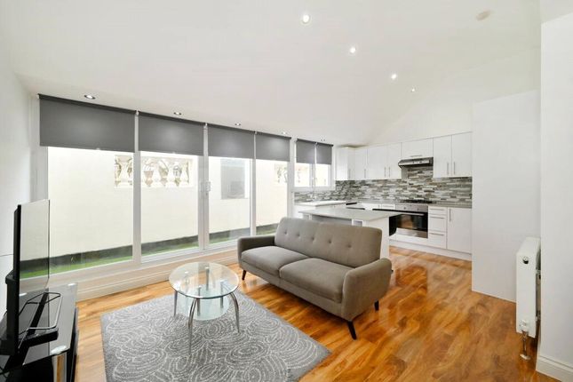 Flat for sale in Porchester Square, Bayswater