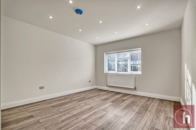 Flat to rent in Hendon Way, London