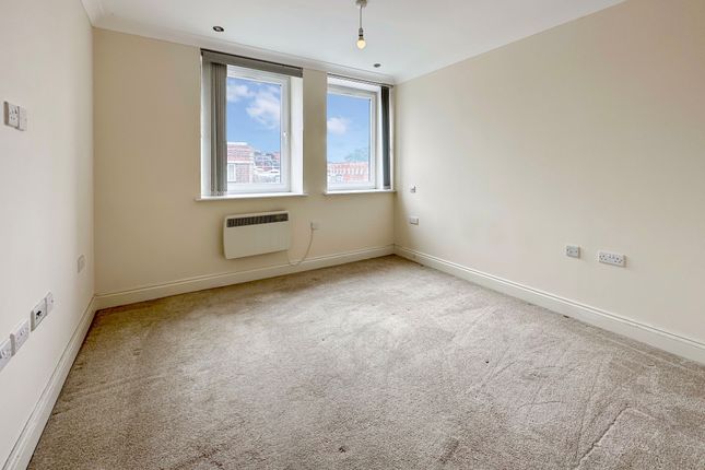 13, New Salisbury House, Slough photo 5