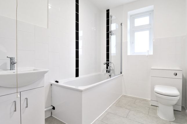 ROOM 4, 37, Osborne Avenue, Staines-upon-Thames photo 4