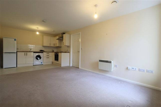 Flat to rent in High Street, Chasetown, Burntwood