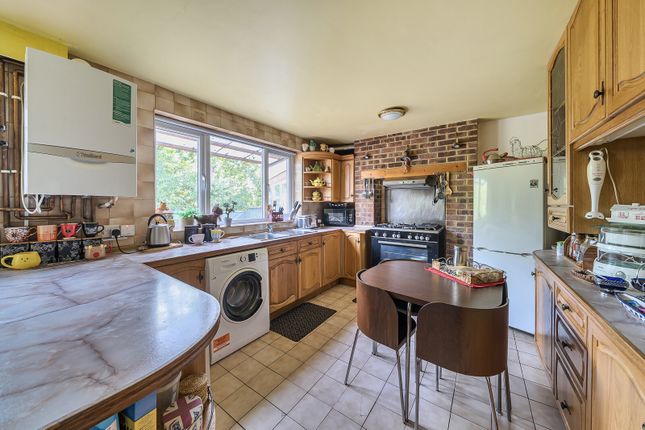 16, Segrave Close, Weybridge photo 3