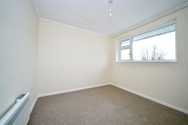 Flat to rent in Market Square, Sandy