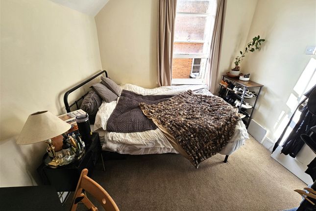 Duplex to rent in Turnham Green Terrace, London