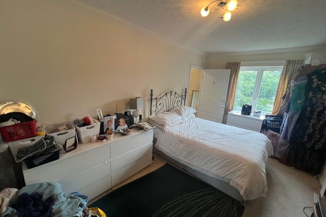 Flat for sale in Hall Lane, London