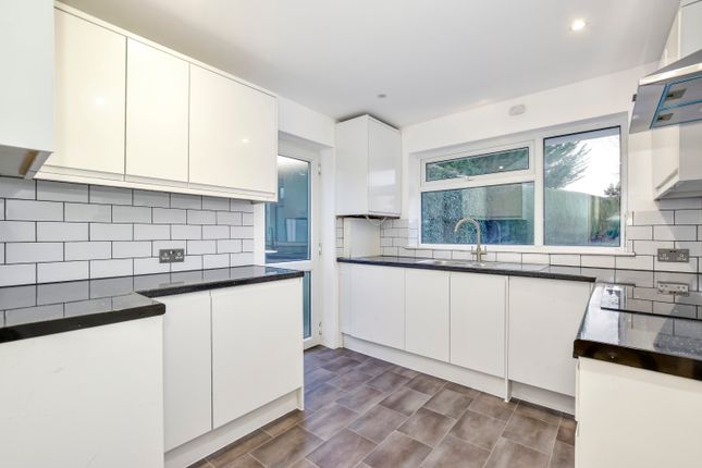 19, Lavinia Avenue, Watford photo 3