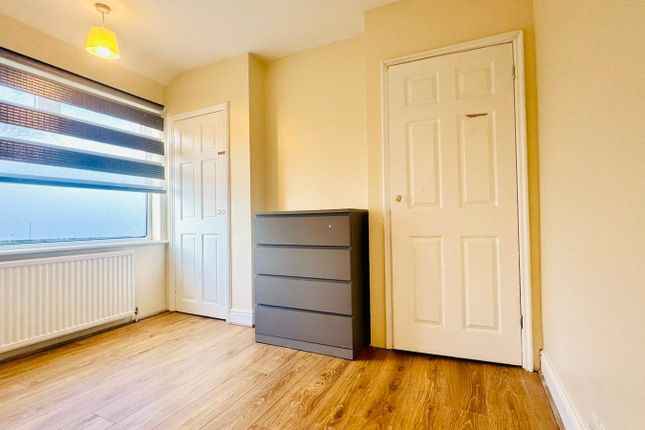22 , Lathkill Close, Enfield photo 3