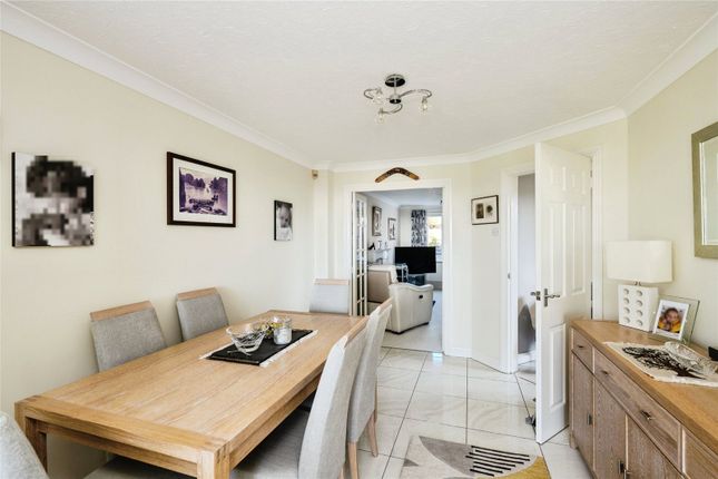 28, Cowper Close, Abertawe photo 4