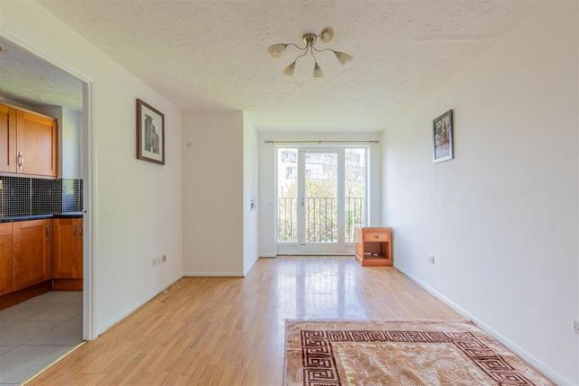 135, Burket Close, Southall photo 2