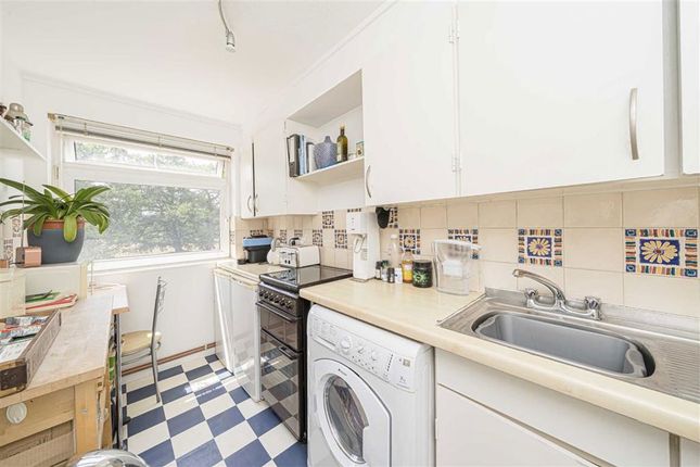 210, Harrowdene Gardens, Teddington photo 2