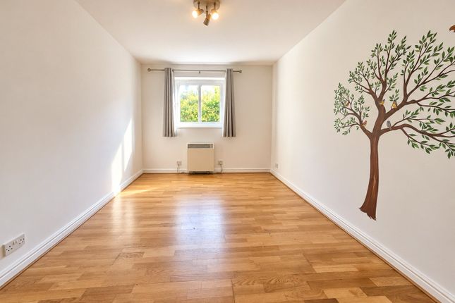Flat 1, 14, Millennium Drive, London photo 3