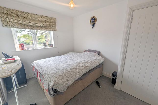 Flat to rent in Addlestone, Surrey