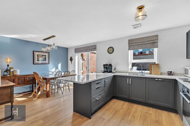 35, Poskett Way, Wotton-Under-Edge photo 2