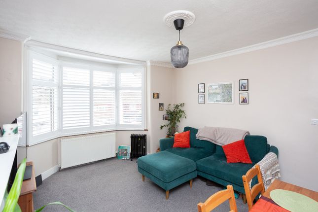 Maisonette to rent in Gammons Lane, Watford