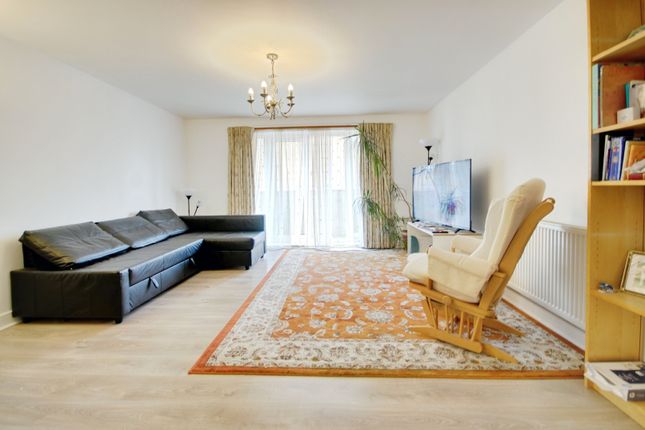 Flat 2, Mayfair Court, Observer Drive, Watford photo 2