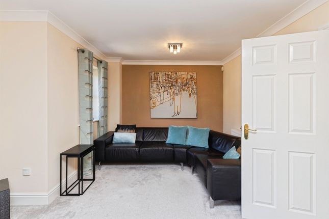 4, St. Martins Court, Wakefield photo 4