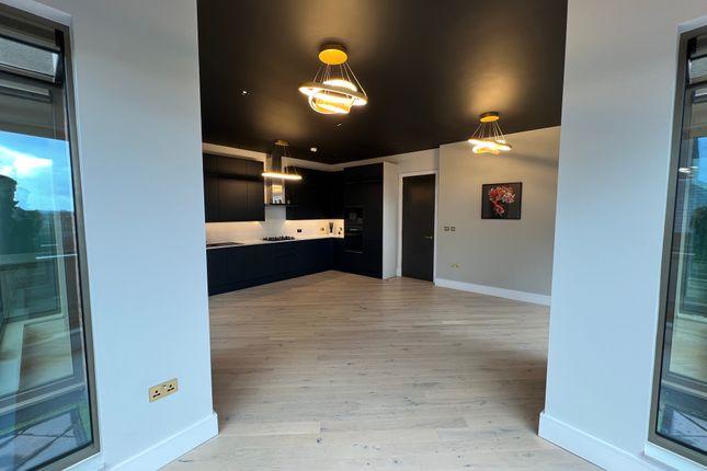 Town house for sale in The Penthouse, High Road, Whetstone, London