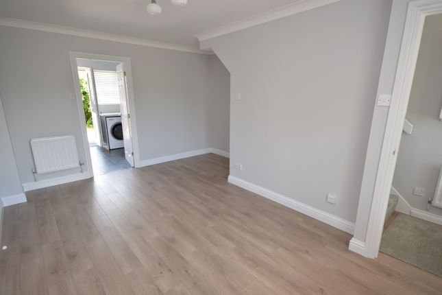 6, Nichols Close, Chessington photo 3