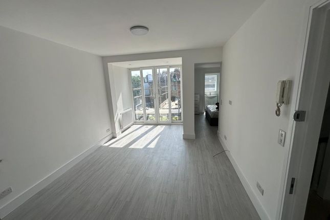 Flat to rent in Warwick Road, London