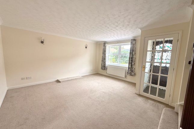 28, Saxon Drive, Warfield photo 2