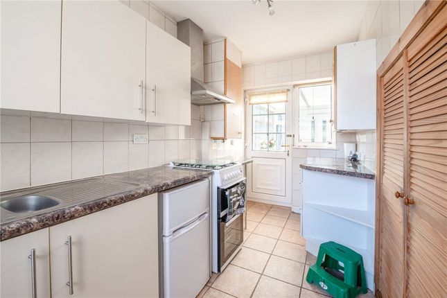 8, Nab Wood Grove, West Yorkshire photo 4