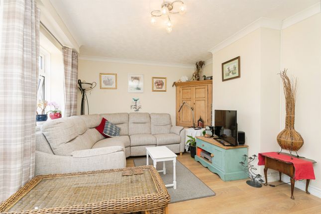 25, Elizabeth Crescent, Holt photo 2