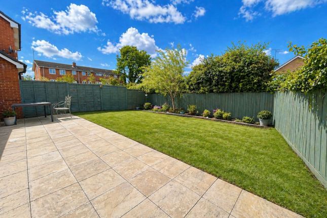 7 Laurel Close, Luton, Bedfordshire photo 2