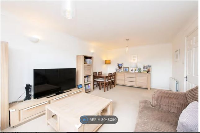 Flat, Avenue Elmers, Surbiton photo 3