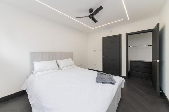 690A, High Road, London photo 5