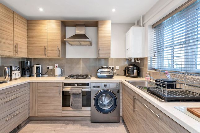 4 Poppy Crescent, Royston photo 2