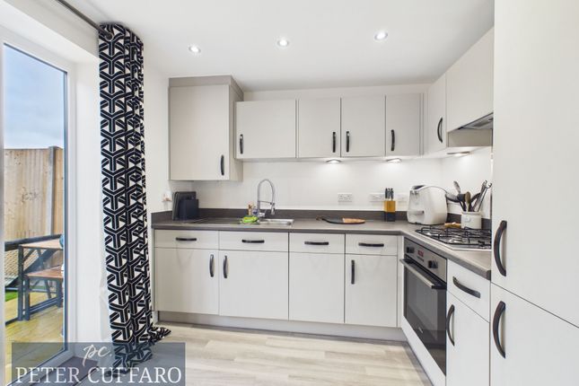 4 Bishop Gardens, Hoddesdon photo 3