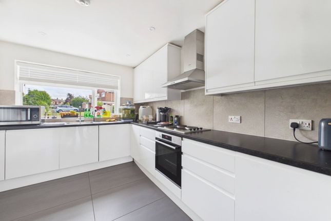 70, Valley Crescent, Wokingham photo 2