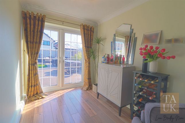 8, Magpie Close, Manchester photo 4
