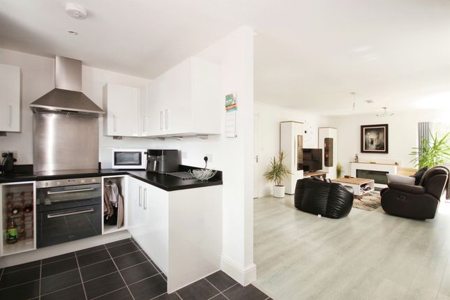 Thumbnail Flat for sale in Kingfisher Close, Warwick