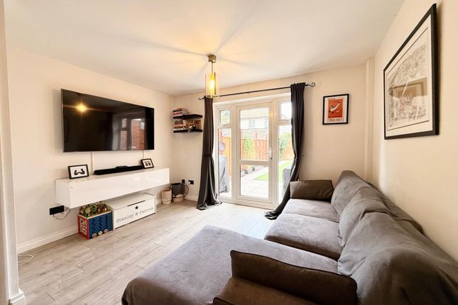 4, Willowmead, Staines-upon-Thames photo 2