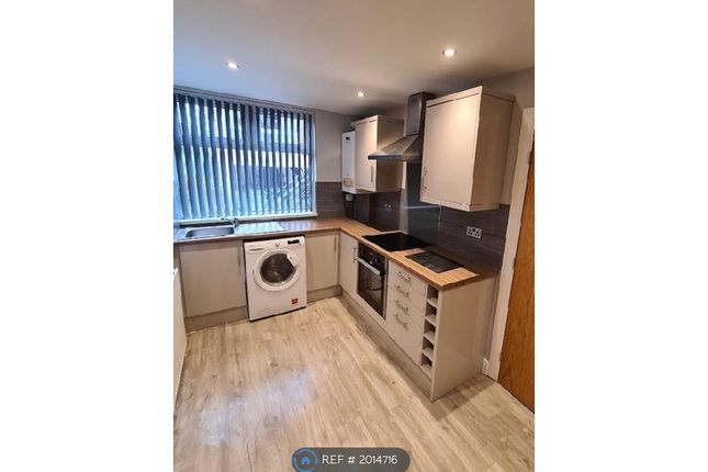 Thumbnail Flat to rent in Foxhill Court, Leeds