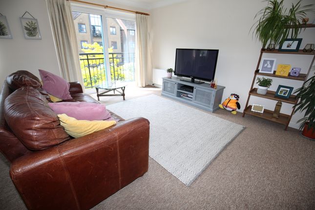 Flat to rent in Whitworth Crescent, Bitterne Park, Southampton, Hampshire