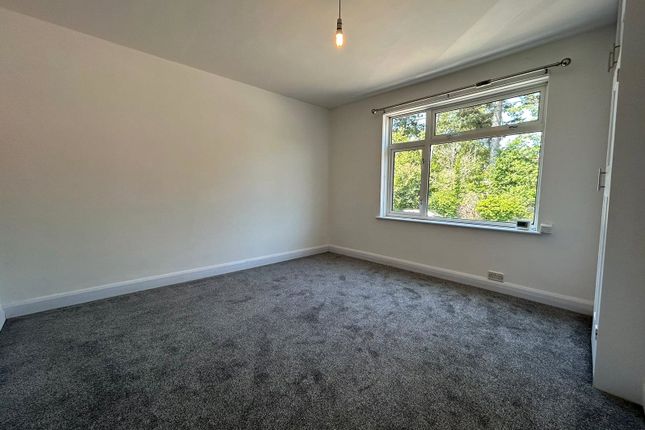 Upper Flat, Popeswood Post Office,, London Road, Bracknell photo 3
