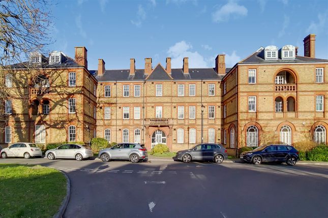 Flat for sale in Newsholme Drive, Winchmore Hill