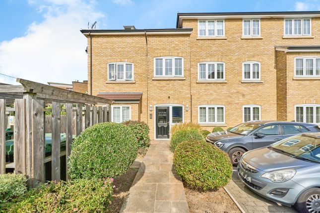 Flat for sale in 101 Chertsey Road, Ashford