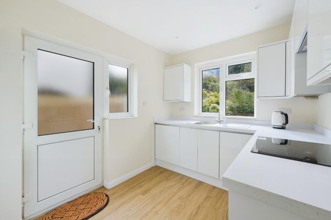 23, Downs Way Close, Tadworth photo 2