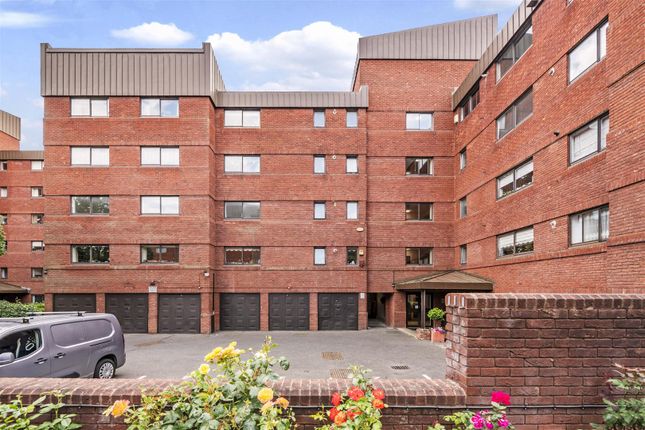 Thumbnail Flat for sale in Spencer Close, London