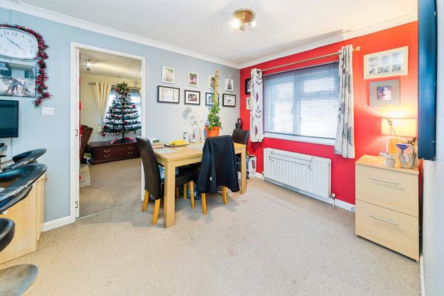 11, Laburnum Court, Horley photo 3