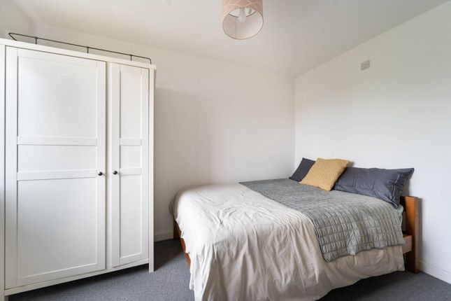 Flat for sale in Walm Lane, Willesden, London