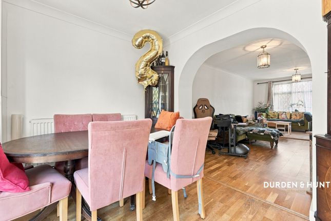 58 Roydon Close, Loughton photo 4