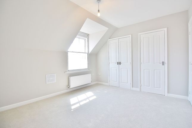 22 White Lodge Close, Isleworth photo 3